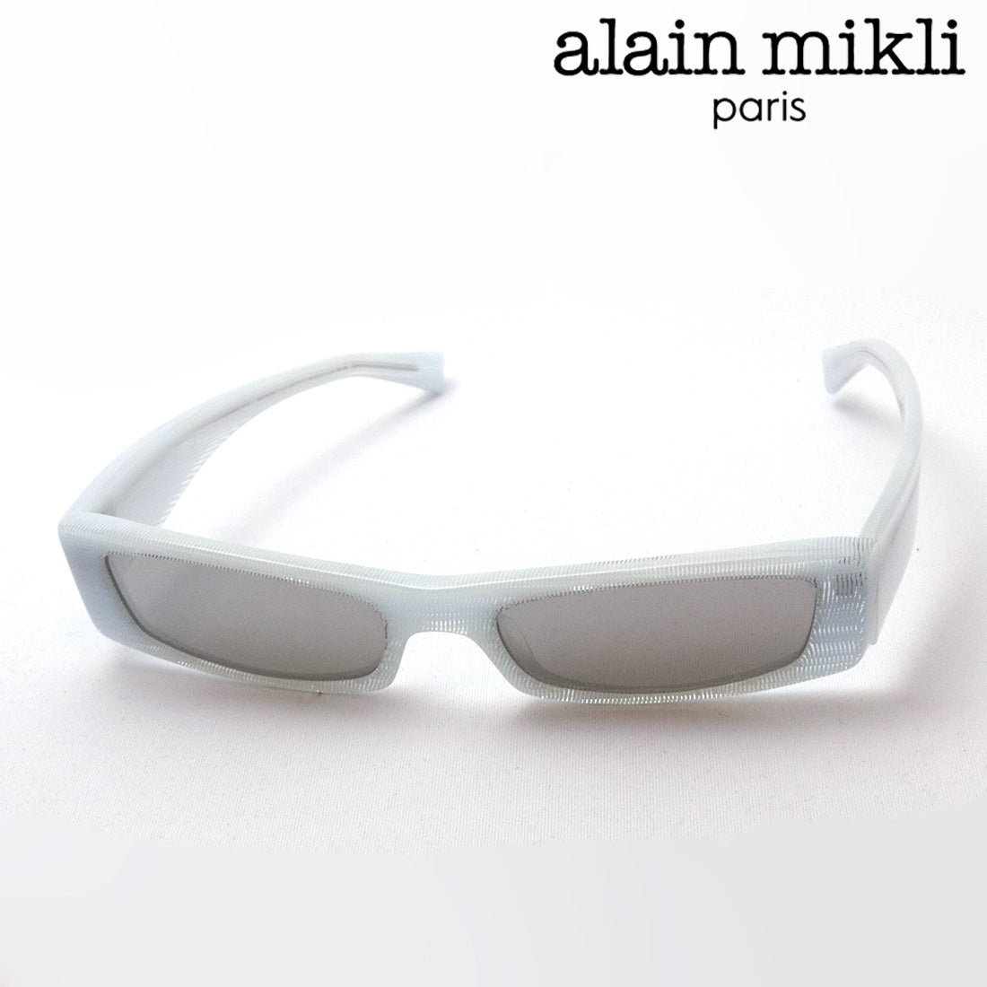Alain mikliのサングラスとなります alain mikli AO3529 新作のアシンメトリーが入荷致しました