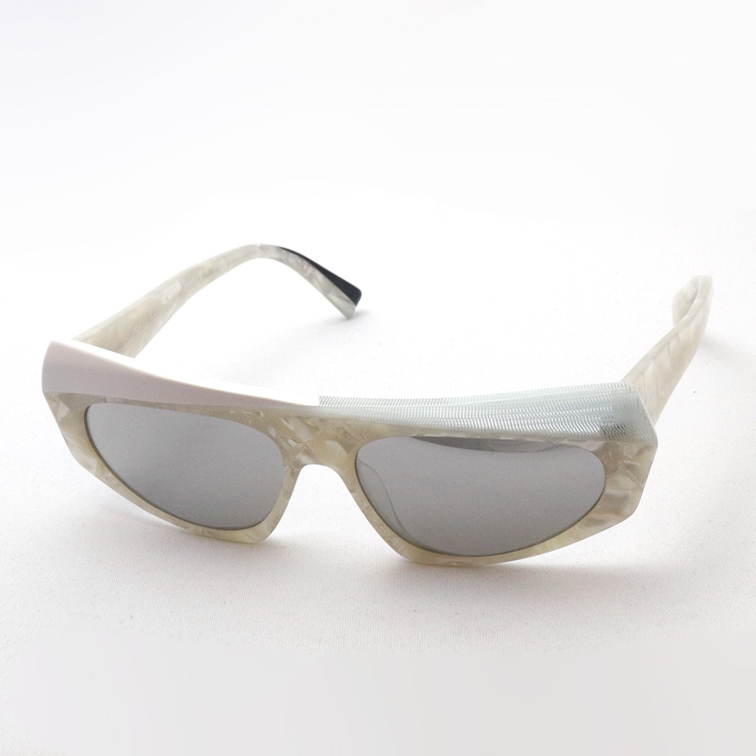 Alan Mikuri Sunglasses ALAIN MIKLI A05041 0026G Pose