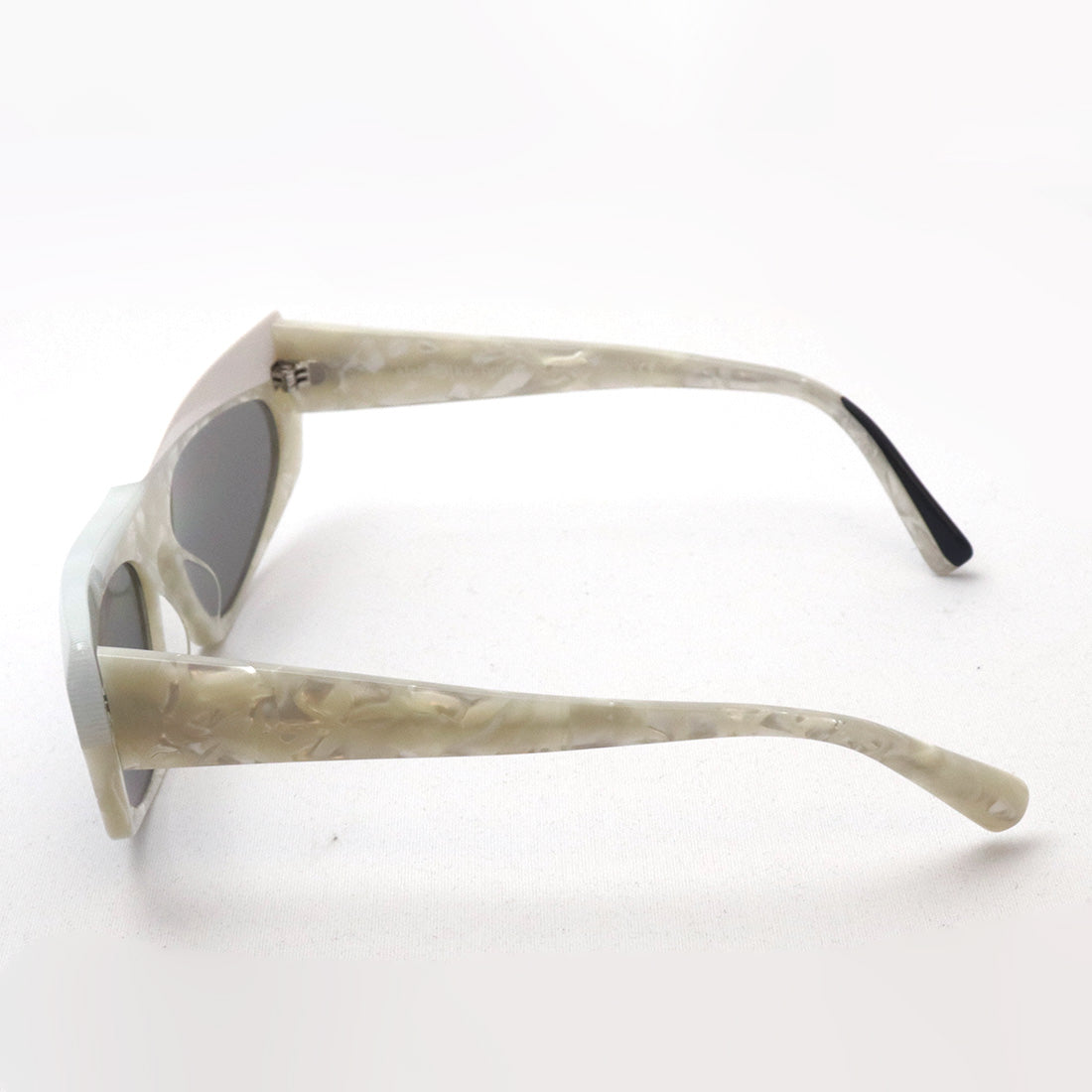Alan Mikuri Sunglasses ALAIN MIKLI A05041 0026G Pose